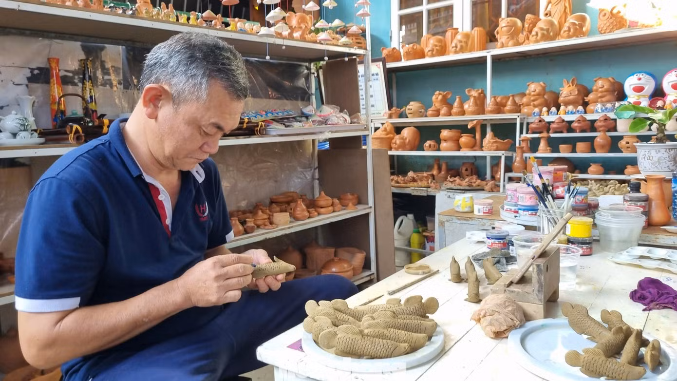 tp-nghe-nhan-gom-thanh-ha-miet-mai-lam-cac-san-pham-gom.jpg
