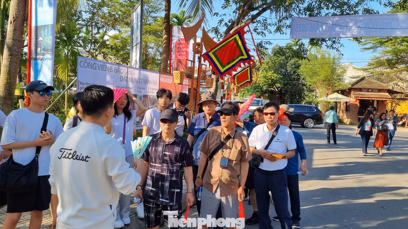 tp-du-khach-tham-quan-lang-gom-thanh-ha.jpg