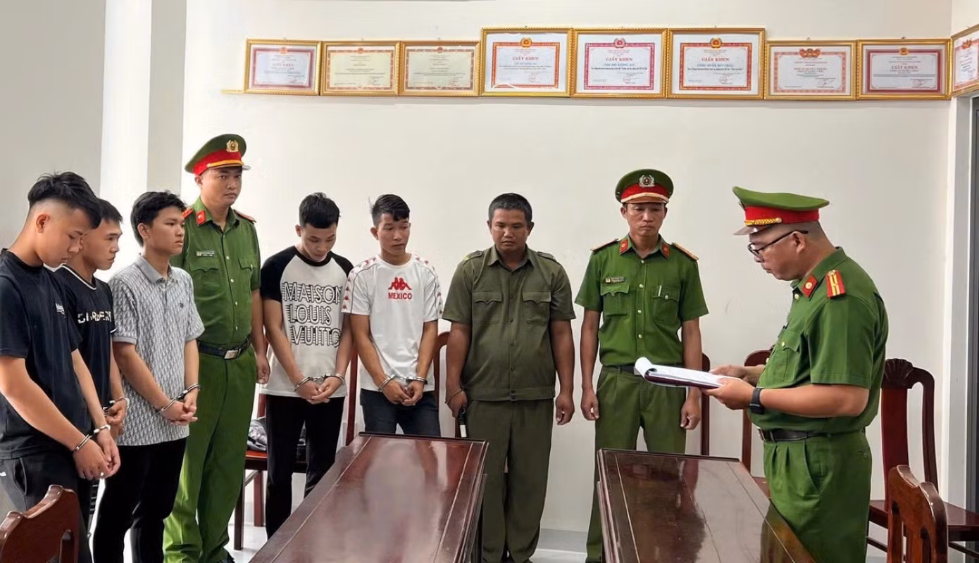 cong-an-khoi-to-bat-tam-giam-5-doi-tuong-gay-roi-4164.jpg