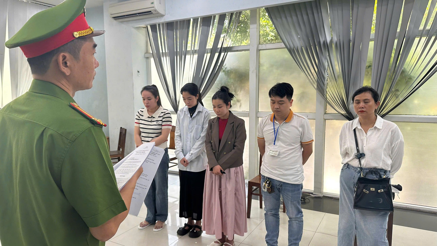 Công an đọc quyết định khởi tố bị can đối với nhóm đối tượng về tội "Lừa đảo khách hàng". Ảnh CAĐN 516863627-1439813030536499-188297177456568068-n.jpg