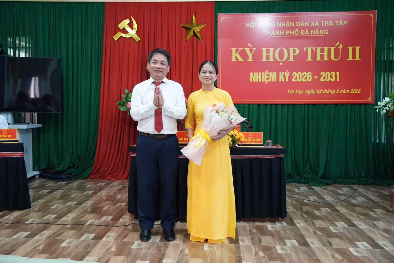 bi-thu-xa-tra-tap-tang-hoa-chuc-mung-tan-chu-tich-hdnd-xa.jpg