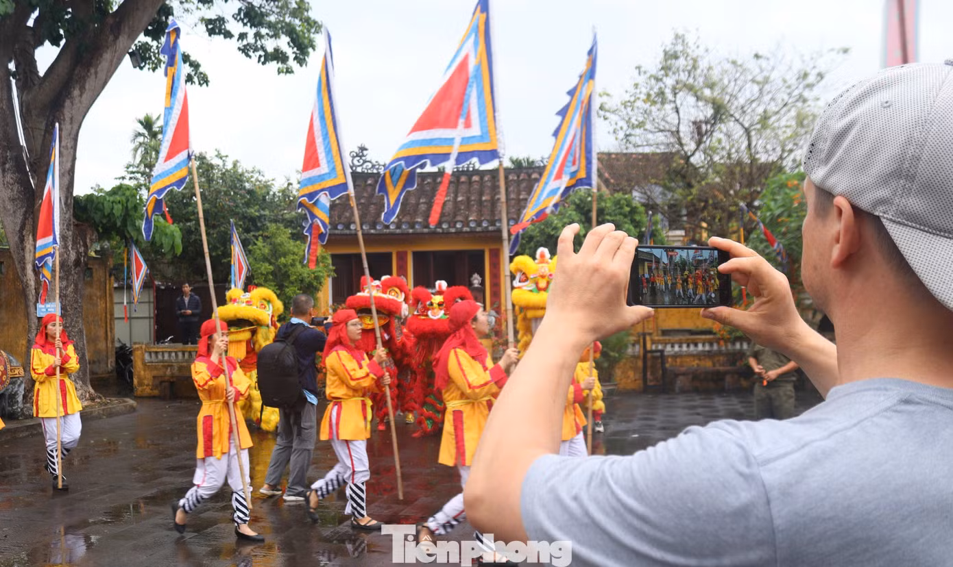 tp-du-khach-luu-lai-khoanh-khac-ruoc-le.jpg
