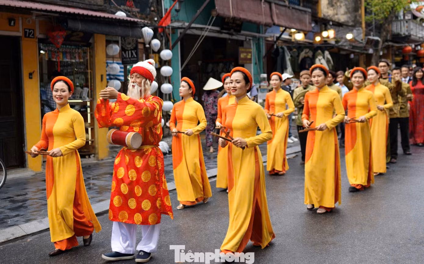 tp-doan-ruoc-di-doc-cac-tuyen-pho-co.jpg