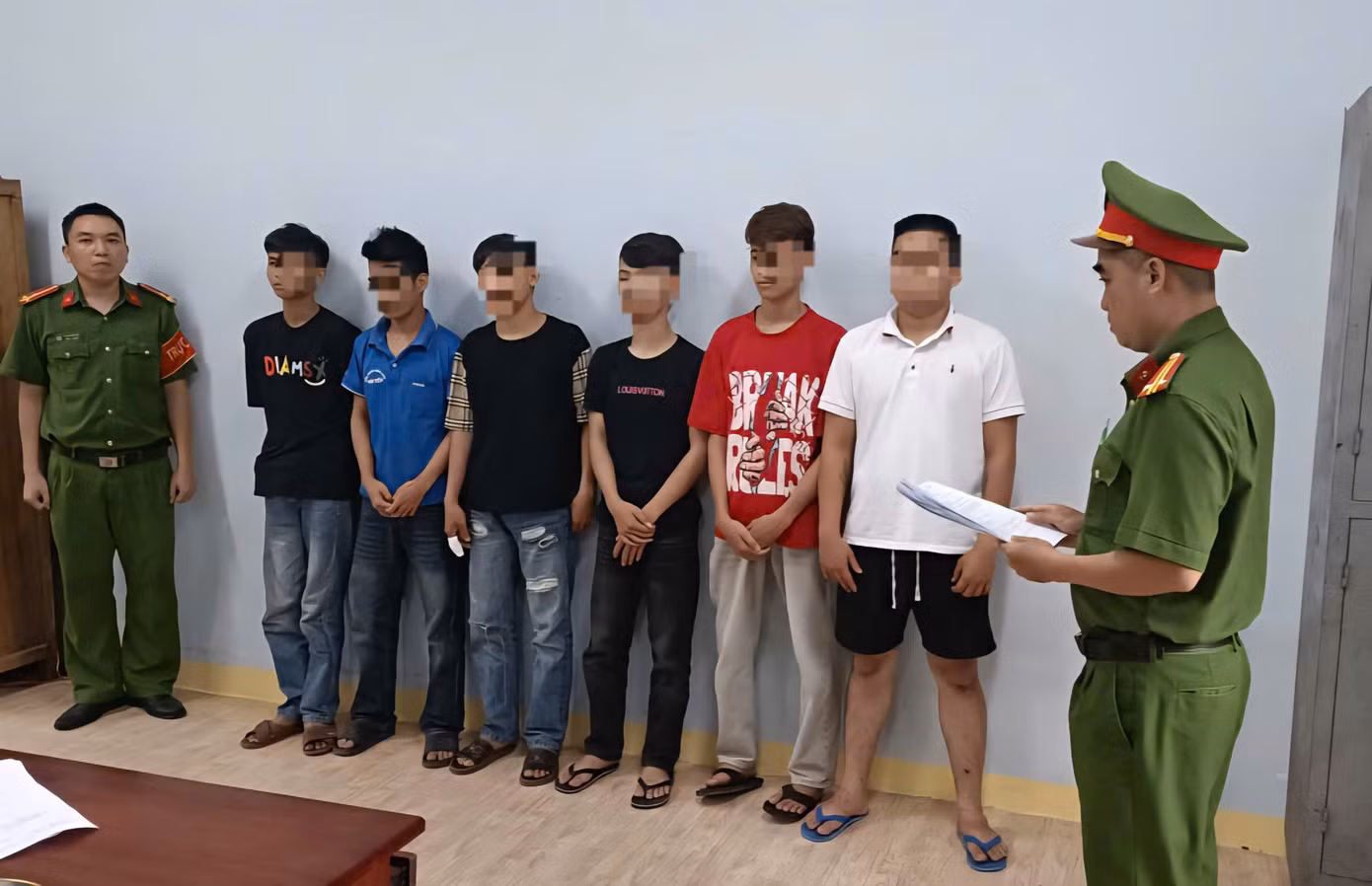 bat-giam-6-doi-tuong-tan-cong-nguoi-di-duong.jpg