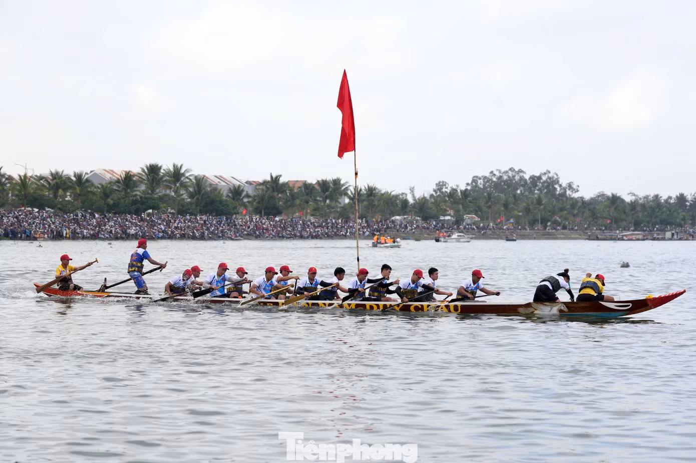 tp-nguoi-vay-kin-xem-dua-thuyen.jpg