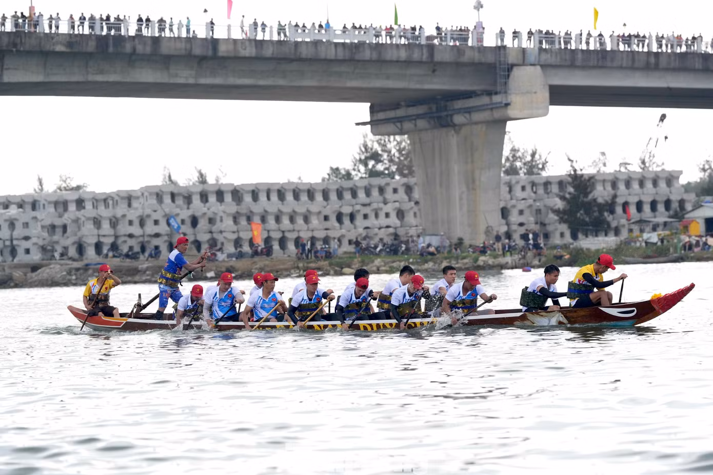 tp-dua-thuyen-tren-song-thu-bon.jpg