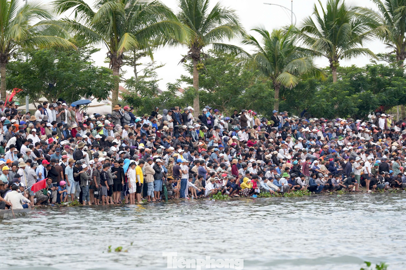 tp-nguoi-dan-vay-kin-2-bo-song-xem-dua-thuyen.jpg