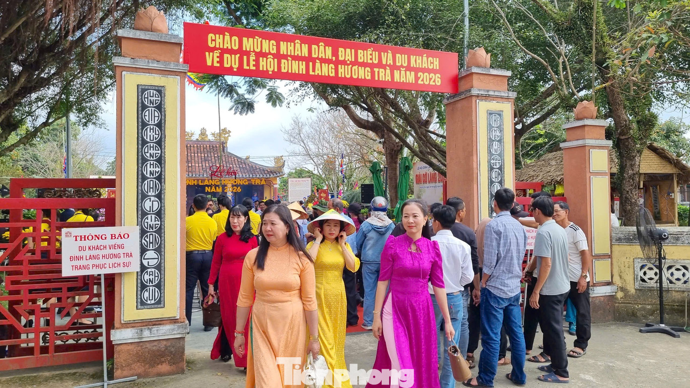 tp-du-khach-do-ve-le-hoi-lang-huong-tra.jpg