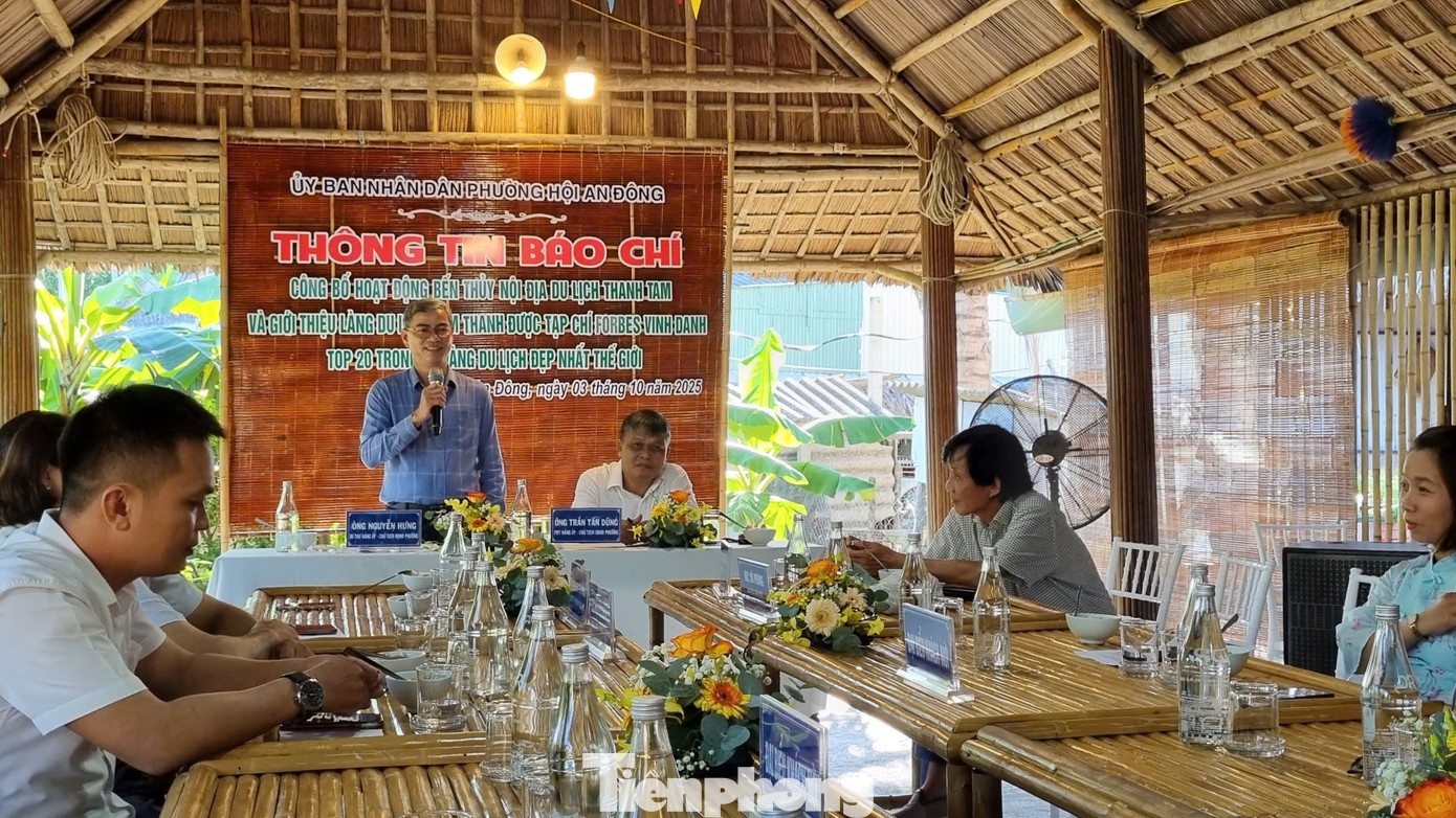 Lãnh đạo phường Hội An Đông thông tin đến báo chí sự kiện Cẩm Thanh lọt Top 50 ngôi làng đẹp nhất thế giới. tp-lanh-dao-phuong-hoi-an-dong-thong-tn-bao-chi.jpg