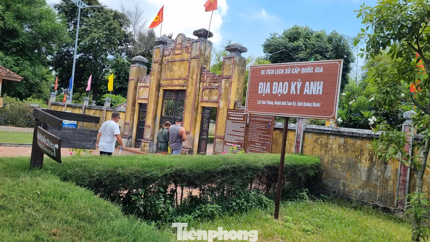 tp-du-khach-tham-quan-dia-dao-ky-anh.jpg