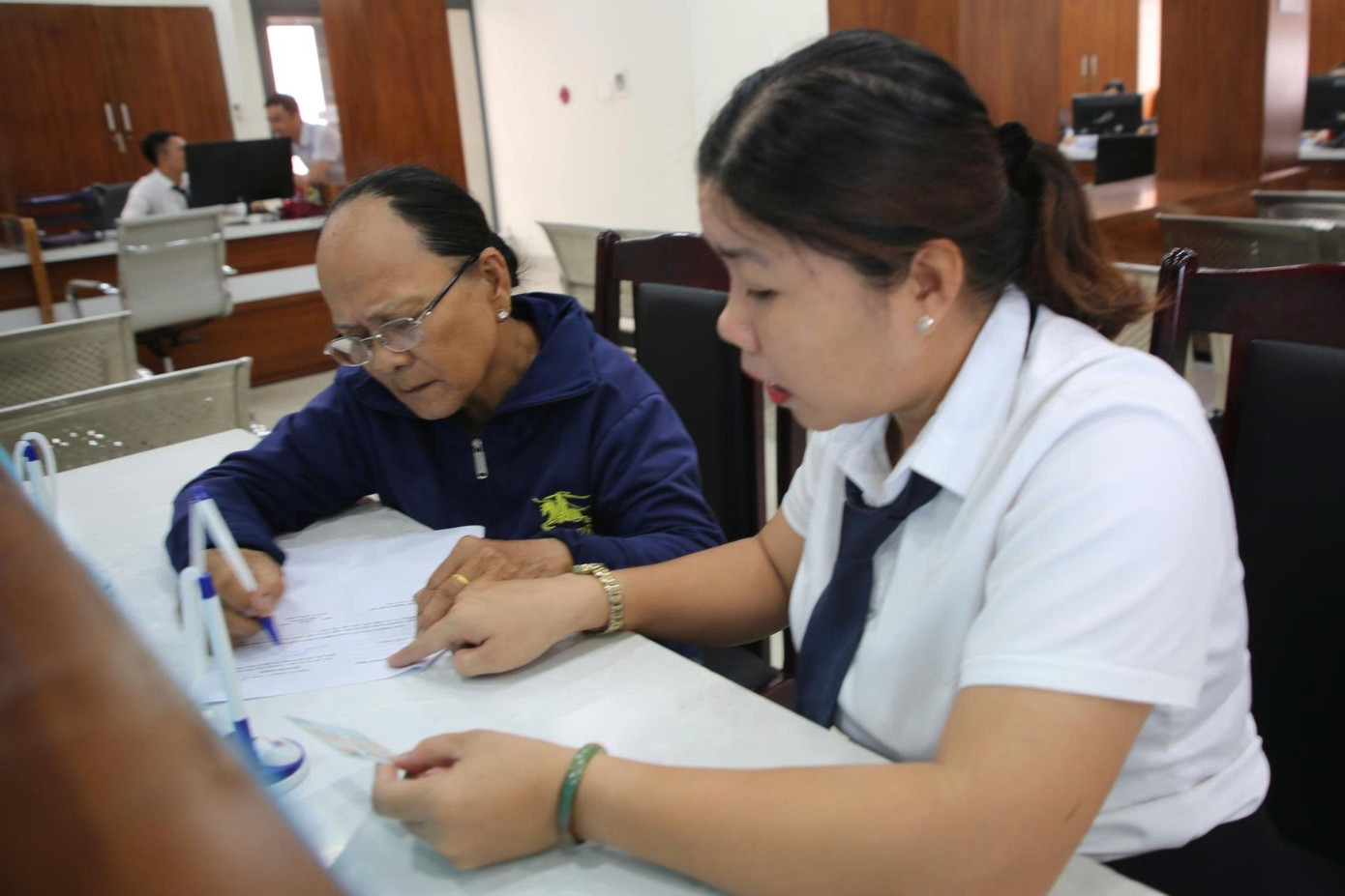 Cán bộ Trung tâm phục vụ hành chính công phường Tam Kỳ, thành phố Đà Nẵng hướng dẫn người dân thực hiện các thủ tục. Ảnh: Hoài Văn c61f32369bf92da774e8-9216.jpg