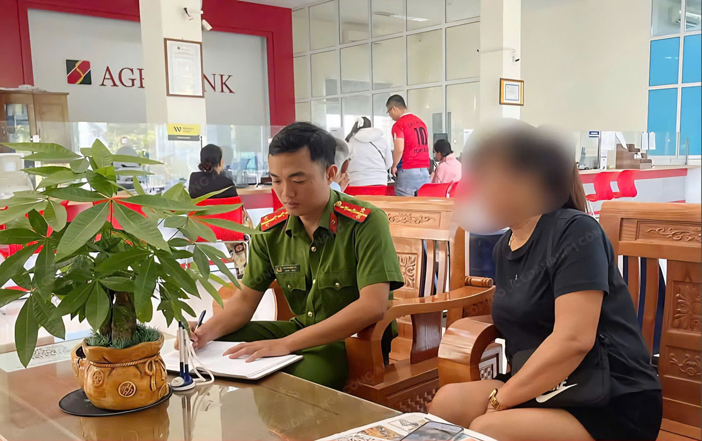 Kịp thời ngăn chặn vụ lừa đảo khi nạn nhân mang tiền đến ngân hàng để chuyển. Ảnh CA nan-nhan-ghep-doi-tren-mang.jpg
