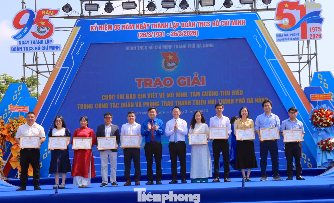 tp-trao-giai-bao-chi-ve-doan.jpg