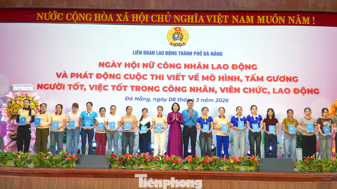 tp-tang-qua-cho-cong-nhan-co-hoan-canh-kho-khan.jpg