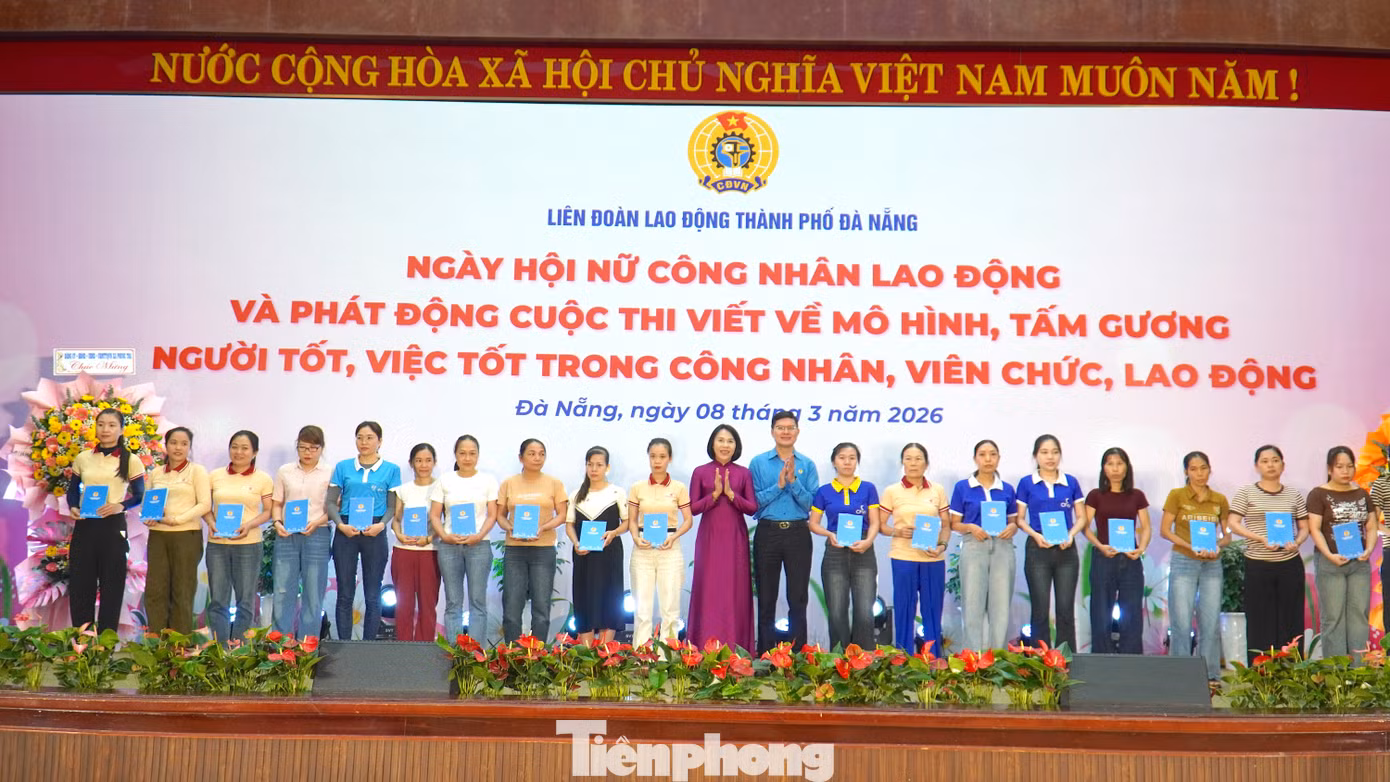 tp-tang-qua-cho-cong-nhan-co-hoan-canh-kho-khan.jpg