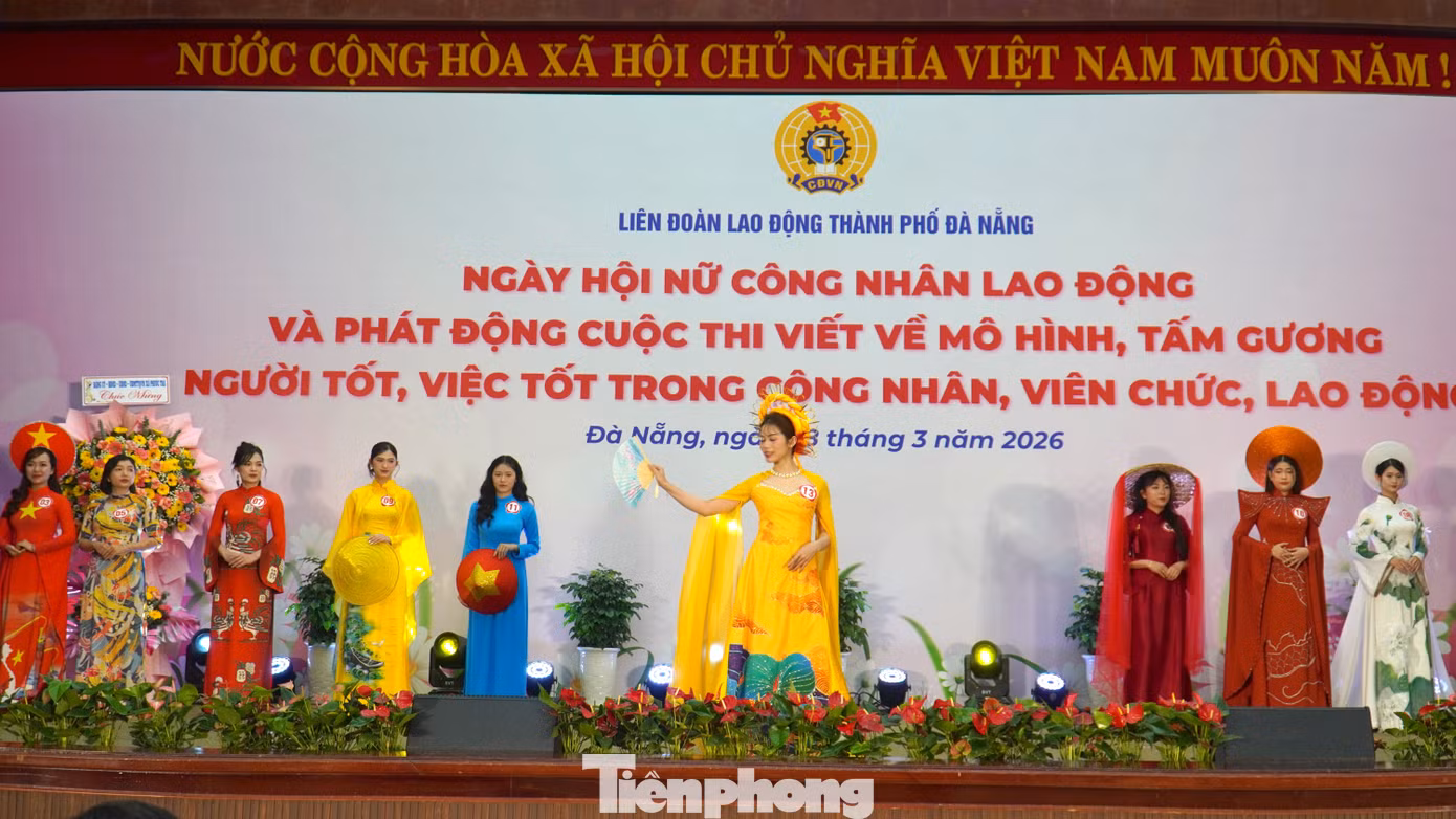 tp-nu-cong-nhan-trinh-dien-ao-dai-truyen-thong.jpg