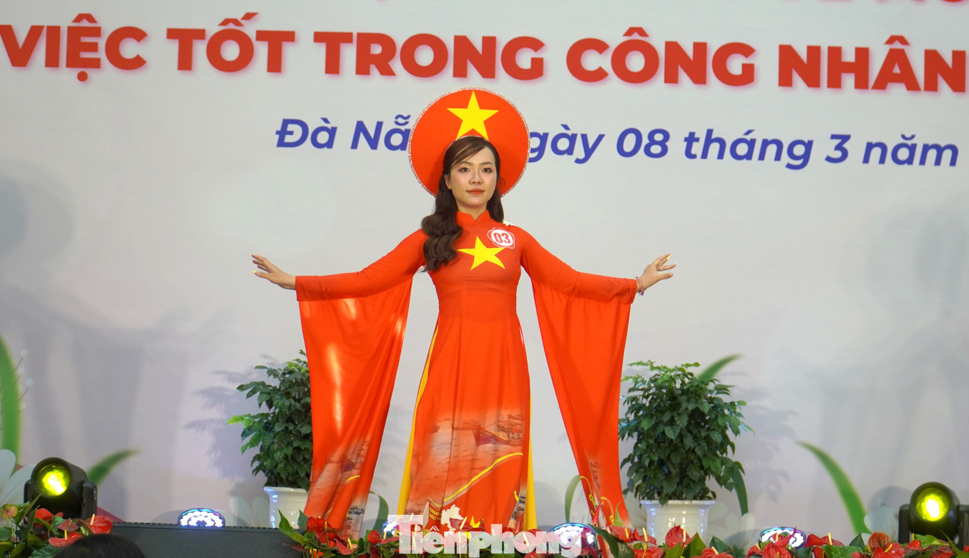 tp-nu-cong-nhan-trinh-dien-ao-dai.jpg