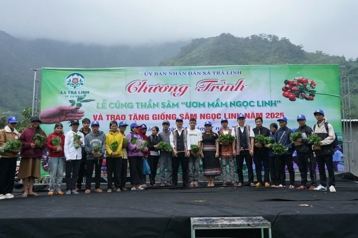 Người dân nhận sâm Ngọc linh z6859924813632-3f5e7337abf187912f0070129bfc9941-5774.jpg