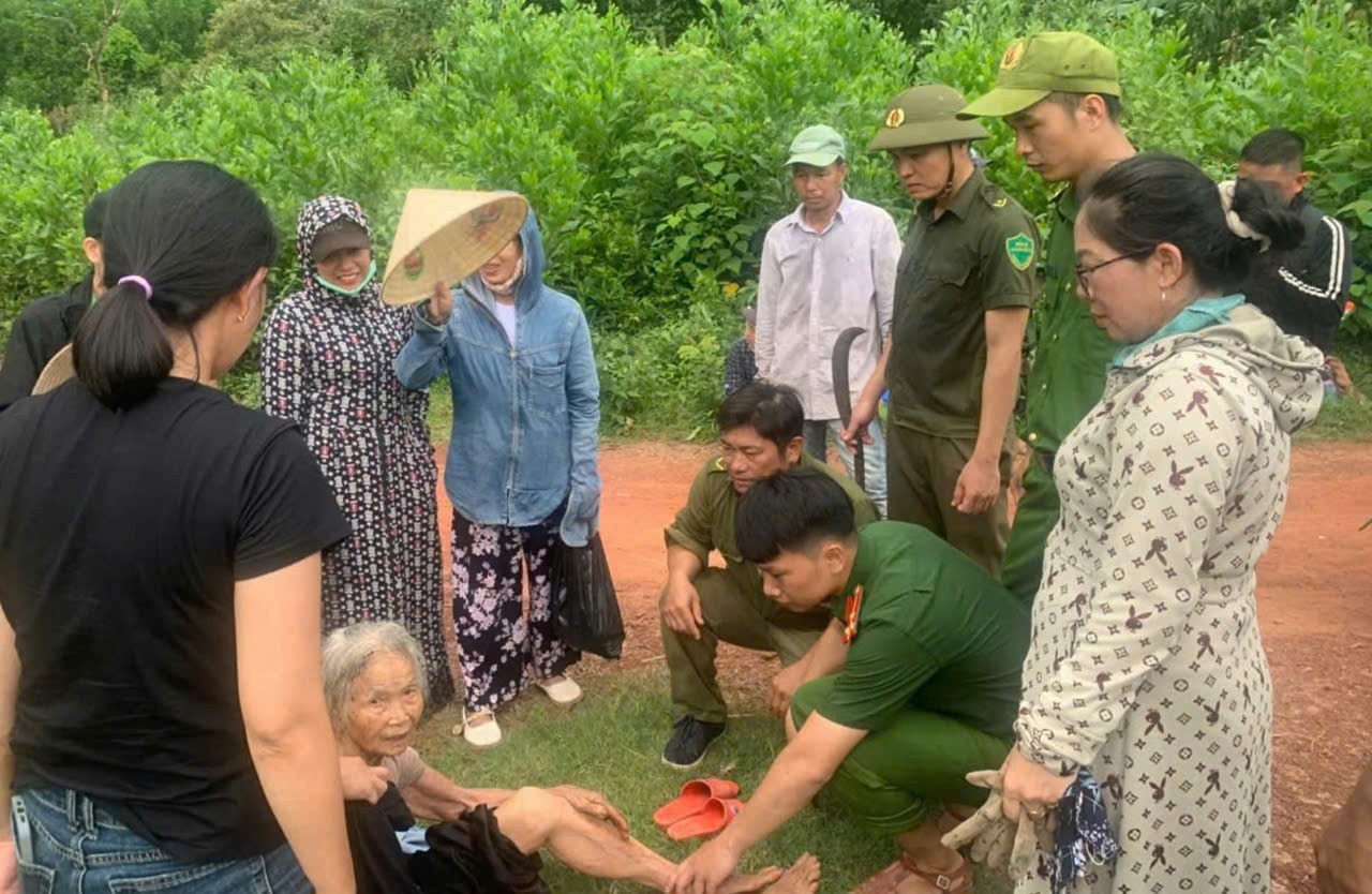 Sau 17 giờ đồng hồ nỗ lực tìm kiếm, lực lượng chức năng và người dân tìm thấy cụ bà đi lạc. Ảnh CA tim-thay-cu-ba-di-lac-sau-17-gio-tim-kiem.jpg