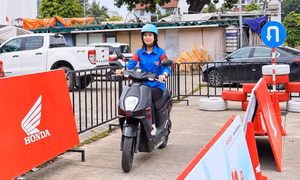 Tuổi trẻ Thái Nguyên học xử lý sự cố khi đi xe máy, xe điện an toàn