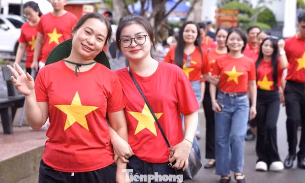 Dòng người nối dài về Ngã ba Đồng Lộc