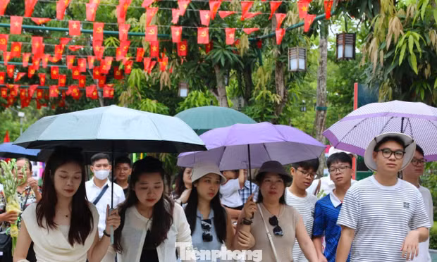 Dòng người đội mưa về quê Bác