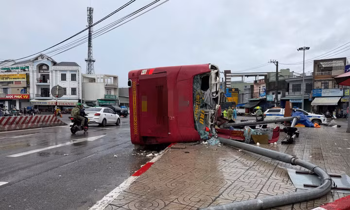 Hiện trường xe khách giường nằm lật sau va chạm