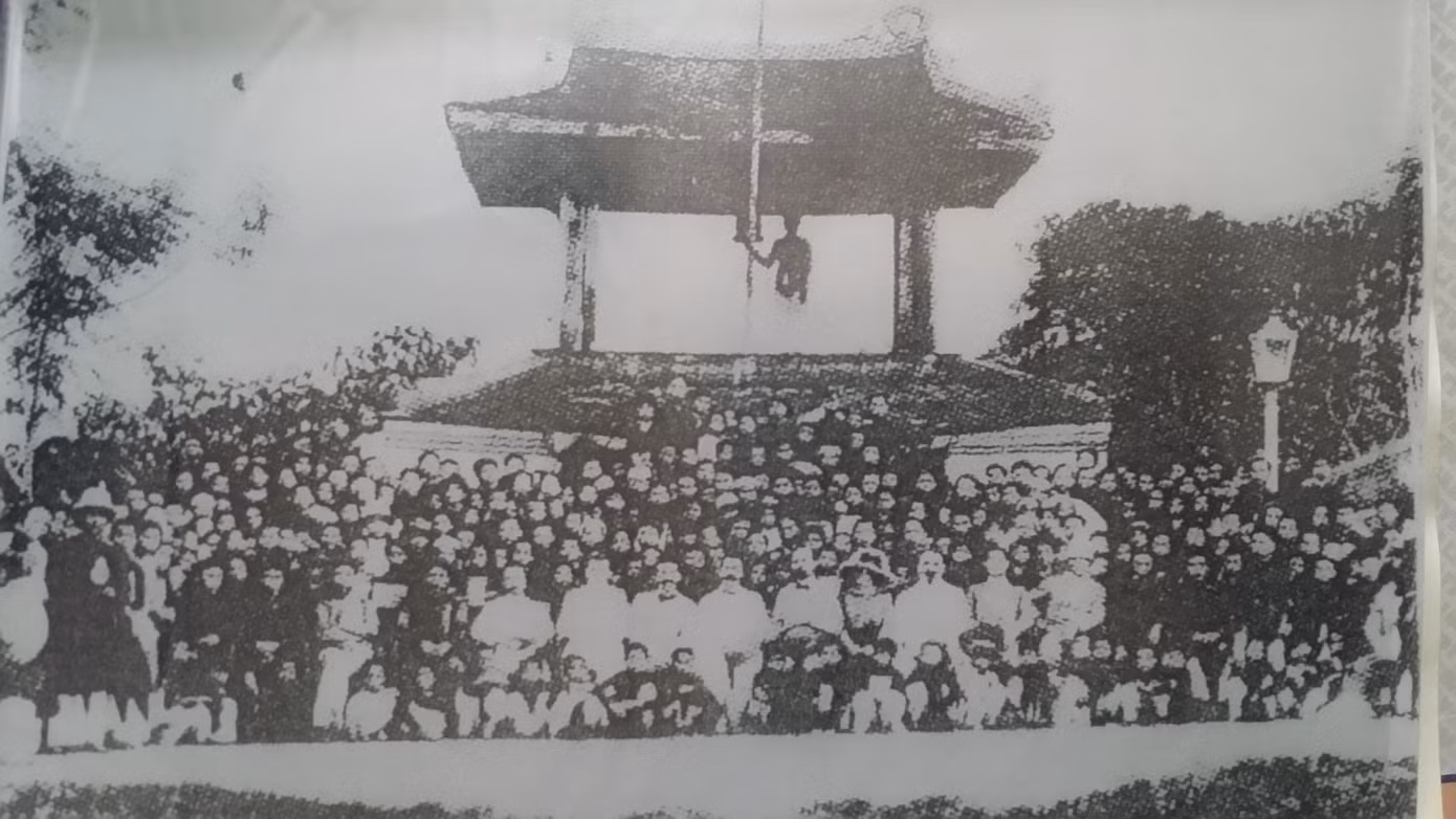 3-thay-tro-truong-quoc-hoc-hue-thuo-so-khai-anh-tl.jpg