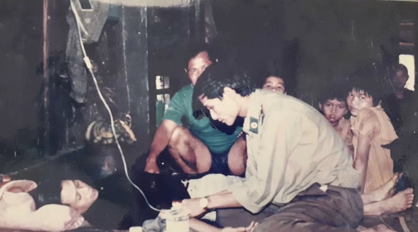 anh-6-bai-2-y-si-bien-phong-le-van-duc-dieu-tri-benh-cho-ba-con-hai-ben-bien-gioi-anh-nvcc.jpg