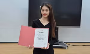 Nữ sinh trường Nhân Văn tham gia triển lãm thơ quốc tế tại ĐH Thông tin Kyungnam, Hàn Quốc