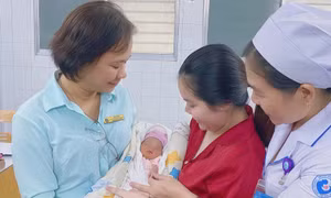 Kỳ tích cứu sống 1 trong 2 bé song thai từ thụ tinh ống nghiệm