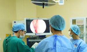 Tự điều trị đau đầu và sụp mí mắt, bệnh nhân nguy kịch