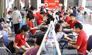 Sinh viên TP. HCM tham gia hiến máu tại Ngày hội hiến máu tình nguyện ‘Chủ nhật Đỏ’