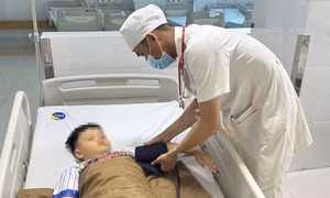 Nuốt mủ hoa sứ, 2 trẻ suýt tử vong vì ngộ độc nặng 
