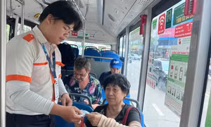 Miễn phí xe buýt, hạ tầng TPHCM có đủ sức phục vụ hành khách?