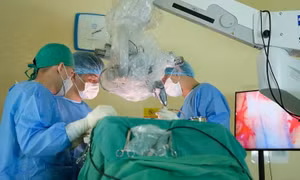Nhiều người xuất huyết não nguy kịch, bác sĩ cảnh báo đột quỵ mùa Tết
