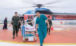 Trực thăng vượt biển trong đêm giữa mưa bão cứu công nhân ngoài đảo xa