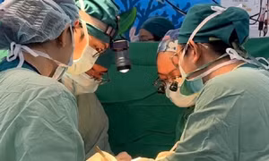Bé trai 6 tháng tuổi mang khối u quái ác tính 1,3kg 