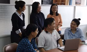 Bạn trẻ tận mắt xem hoạt động đặc biệt của người khiếm thị tại Thư viện Sách nói