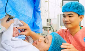 Những tiếng khóc trong veo đêm giao thừa: Mùa xuân bắt đầu từ phòng sinh