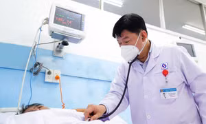 Cứu sống một 'thương hồ' đột quỵ giữa sông Sài Gòn