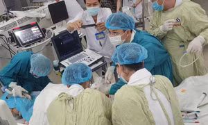 Sốc điện cứu sống bệnh nhân đột ngột ngưng tim
