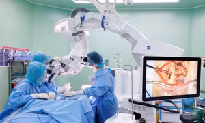 Các bác sĩ gỡ kíp nổ 'quả bom hẹn giờ’ trong não cụ bà