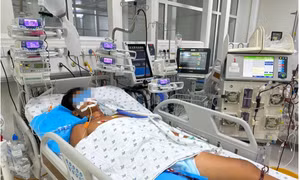 Nguy kịch vì chơi bóng giữa trời nắng nóng