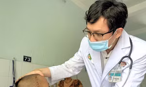 Bị đạn ná bắn xuyên từ mắt vào hộp sọ, bé trai nguy kịch tính mạng