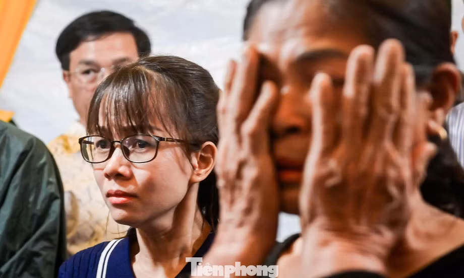 Dòng người đội mưa tiễn biệt Trung tá Trần Văn Tùng