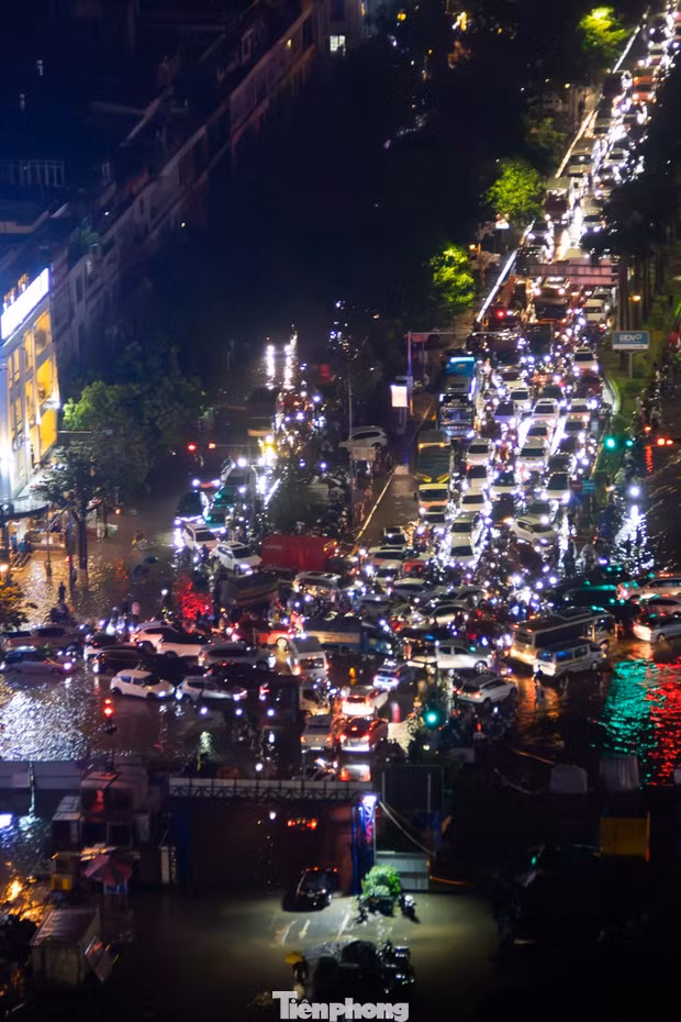 Người dân bì bõm lội nước về nhà, Đại lộ Thăng Long ùn tắc kéo dài 
