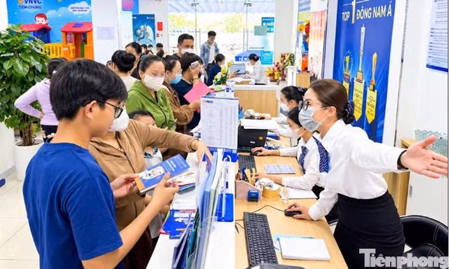 Trung tâm tiêm chủng VNVC ở Nhà Bè trong sáng sớm 17/10 đã đón lượng lớn người đến tiêm chủng