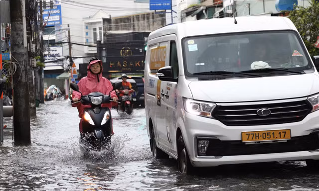 Mưa chiều nay khiến nhiều tuyến đường ở Phường Phú Thạnh bị ngập- Ảnh Ngọc Lân