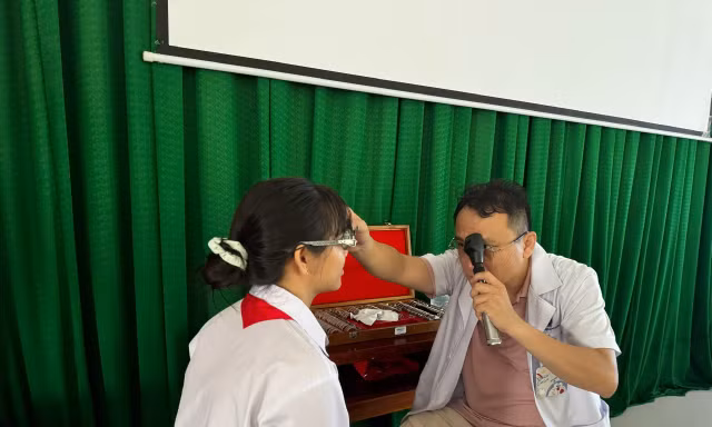 Phẫu thuật thay thuỷ tinh thể nhân tạo cho 50 người dân đặc khu Côn Đảo